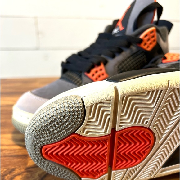 The Air Jordan 4 Retro Infrared DH6927-061 size 10.5 Men